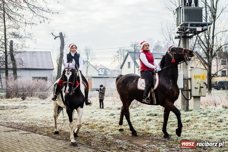 Zdjęcie w galerii na portalu naszraciborz.pl: Pradawnym zwyczajem w Krzanowicach przeszła dziś procesja konna na św. Mikołaja FOTO i WIDEO wiadomości z regionu