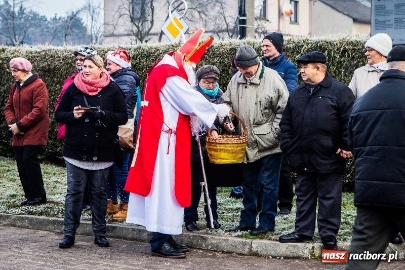 Zdjęcie w galerii na portalu naszraciborz.pl: Pradawnym zwyczajem w Krzanowicach przeszła dziś procesja konna na św. Mikołaja FOTO i WIDEO wiadomości z regionu