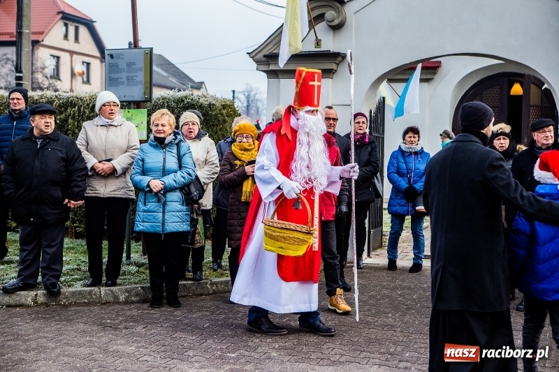 Zdjęcie w galerii na portalu naszraciborz.pl: Pradawnym zwyczajem w Krzanowicach przeszła dziś procesja konna na św. Mikołaja FOTO i WIDEO wiadomości z regionu