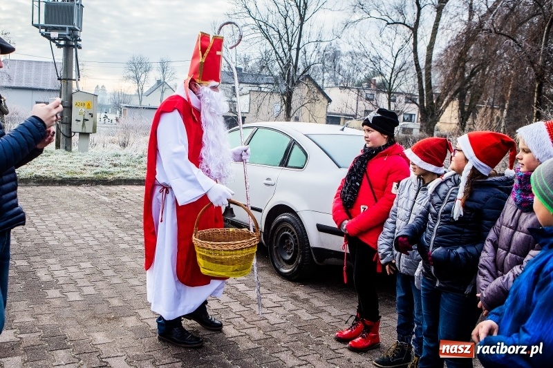 Zdjęcie w galerii na portalu naszraciborz.pl: Pradawnym zwyczajem w Krzanowicach przeszła dziś procesja konna na św. Mikołaja FOTO i WIDEO wiadomości z regionu