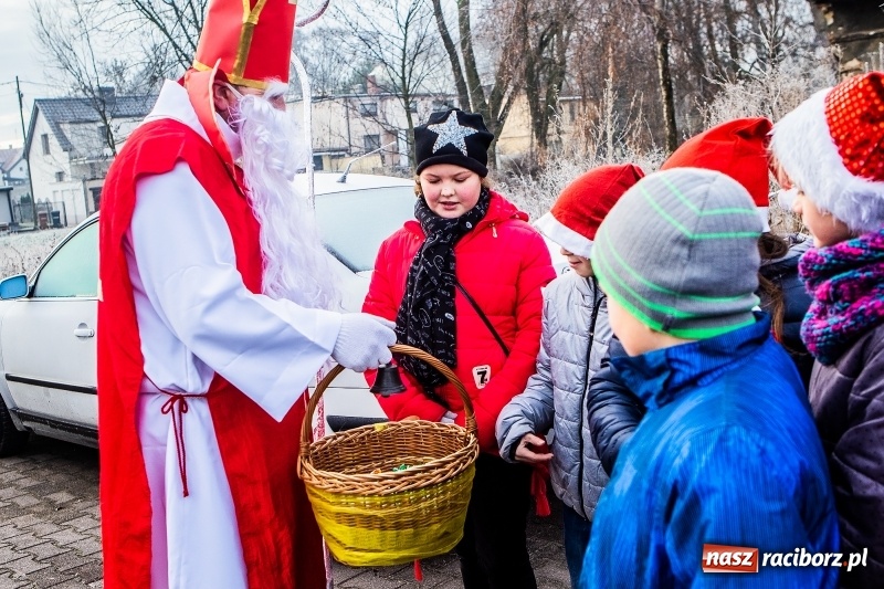 Zdjęcie w galerii na portalu naszraciborz.pl: Pradawnym zwyczajem w Krzanowicach przeszła dziś procesja konna na św. Mikołaja FOTO i WIDEO wiadomości z regionu