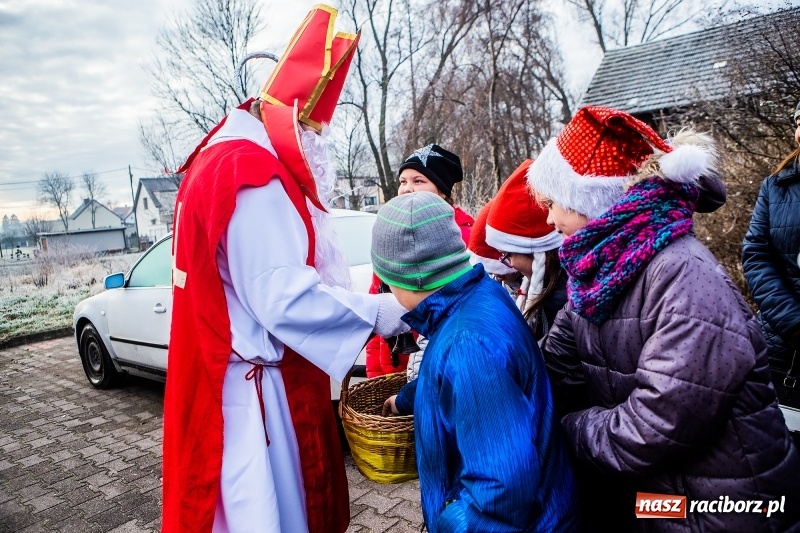 Zdjęcie w galerii na portalu naszraciborz.pl: Pradawnym zwyczajem w Krzanowicach przeszła dziś procesja konna na św. Mikołaja FOTO i WIDEO wiadomości z regionu