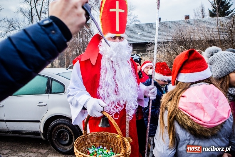 Zdjęcie w galerii na portalu naszraciborz.pl: Pradawnym zwyczajem w Krzanowicach przeszła dziś procesja konna na św. Mikołaja FOTO i WIDEO wiadomości z regionu
