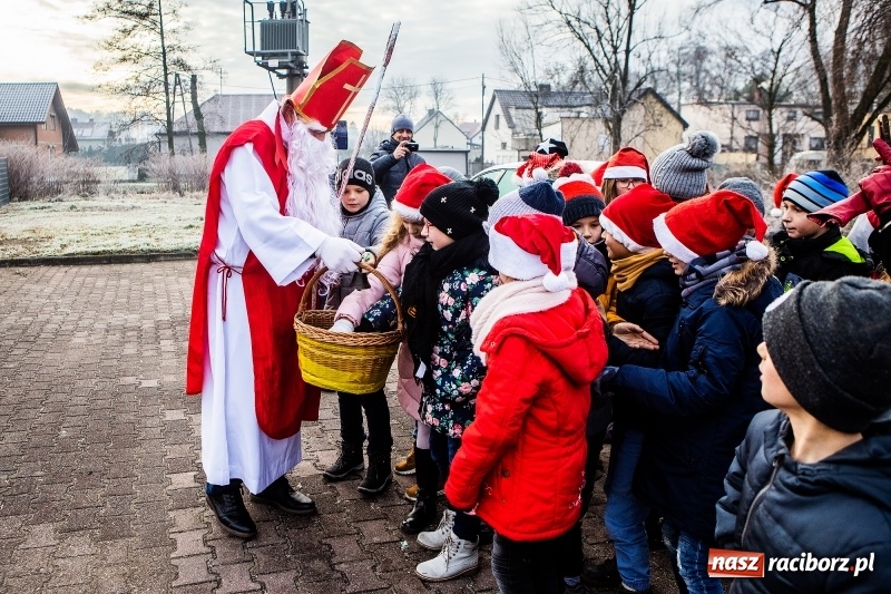 Zdjęcie w galerii na portalu naszraciborz.pl: Pradawnym zwyczajem w Krzanowicach przeszła dziś procesja konna na św. Mikołaja FOTO i WIDEO wiadomości z regionu