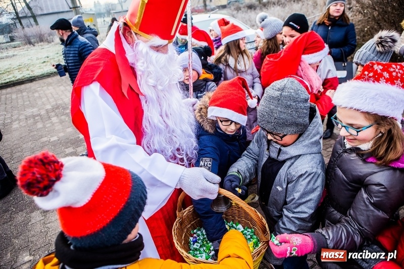 Zdjęcie w galerii na portalu naszraciborz.pl: Pradawnym zwyczajem w Krzanowicach przeszła dziś procesja konna na św. Mikołaja FOTO i WIDEO wiadomości z regionu