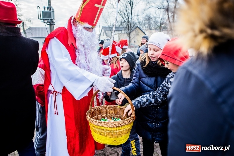 Zdjęcie w galerii na portalu naszraciborz.pl: Pradawnym zwyczajem w Krzanowicach przeszła dziś procesja konna na św. Mikołaja FOTO i WIDEO wiadomości z regionu