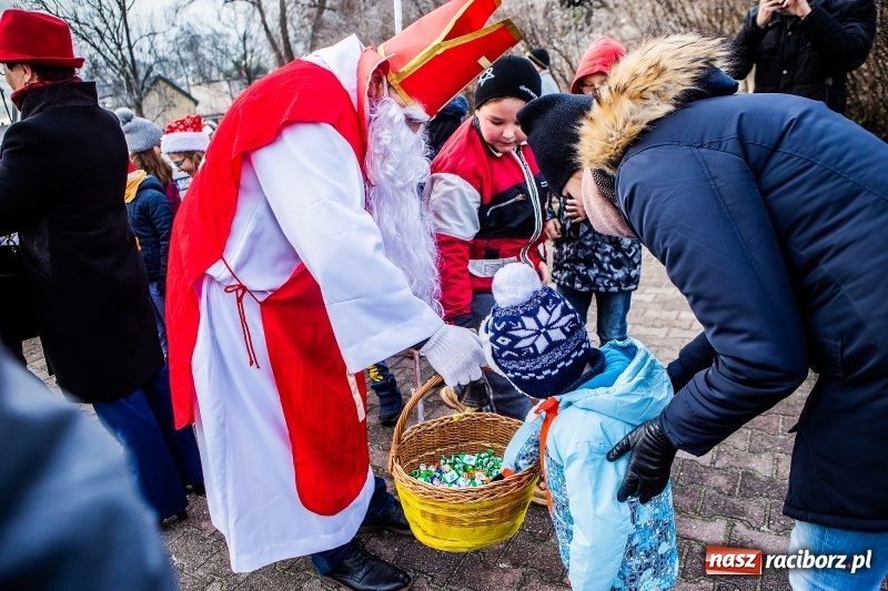 Zdjęcie w galerii na portalu naszraciborz.pl: Pradawnym zwyczajem w Krzanowicach przeszła dziś procesja konna na św. Mikołaja FOTO i WIDEO wiadomości z regionu
