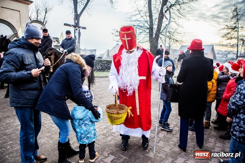 Zdjęcie w galerii na portalu naszraciborz.pl: Pradawnym zwyczajem w Krzanowicach przeszła dziś procesja konna na św. Mikołaja FOTO i WIDEO wiadomości z regionu
