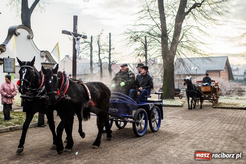 Zdjęcie w galerii na portalu naszraciborz.pl: Pradawnym zwyczajem w Krzanowicach przeszła dziś procesja konna na św. Mikołaja FOTO i WIDEO wiadomości z regionu