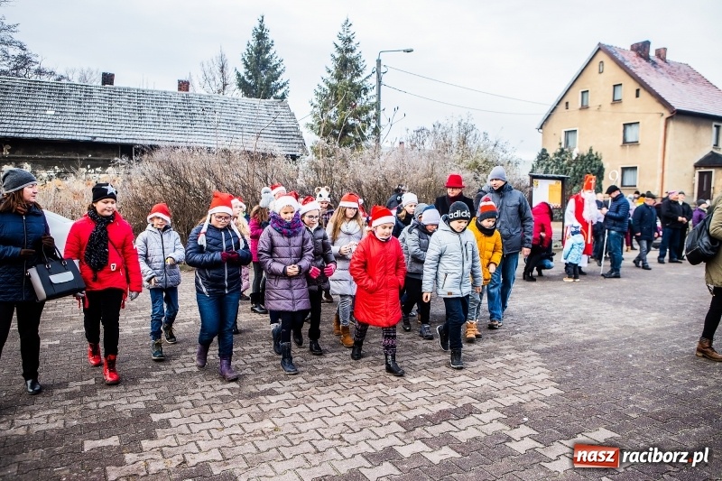 Zdjęcie w galerii na portalu naszraciborz.pl: Pradawnym zwyczajem w Krzanowicach przeszła dziś procesja konna na św. Mikołaja FOTO i WIDEO wiadomości z regionu