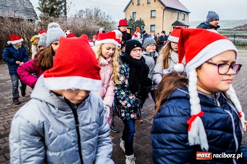 Zdjęcie w galerii na portalu naszraciborz.pl: Pradawnym zwyczajem w Krzanowicach przeszła dziś procesja konna na św. Mikołaja FOTO i WIDEO wiadomości z regionu