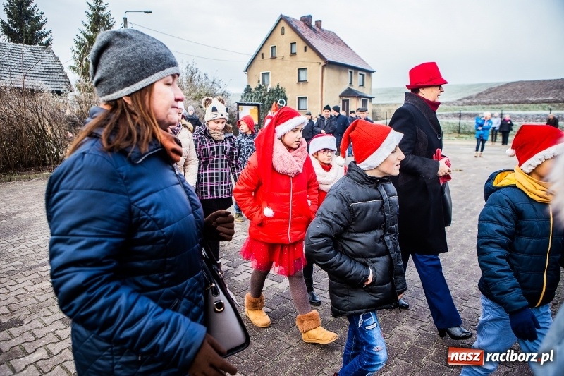 Zdjęcie w galerii na portalu naszraciborz.pl: Pradawnym zwyczajem w Krzanowicach przeszła dziś procesja konna na św. Mikołaja FOTO i WIDEO wiadomości z regionu