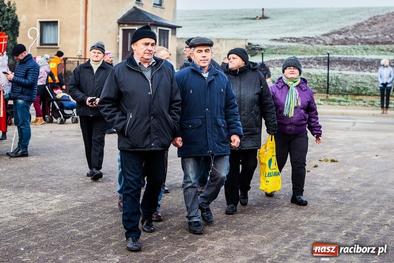 Zdjęcie w galerii na portalu naszraciborz.pl: Pradawnym zwyczajem w Krzanowicach przeszła dziś procesja konna na św. Mikołaja FOTO i WIDEO wiadomości z regionu