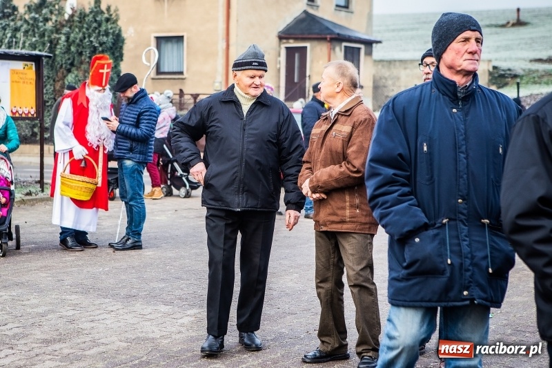 Zdjęcie w galerii na portalu naszraciborz.pl: Pradawnym zwyczajem w Krzanowicach przeszła dziś procesja konna na św. Mikołaja FOTO i WIDEO wiadomości z regionu