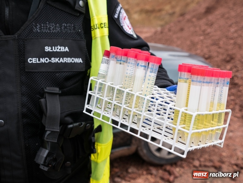 Zdjęcie w galerii na portalu naszraciborz.pl: Paliwa pod lupą skarbówki. Śląska KAS wyposażona w nowoczesne mobilne laboratorium wiadomości z regionu