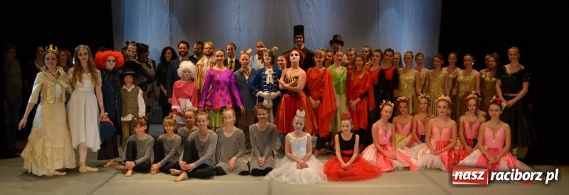 Zdjęcie w galerii na portalu naszraciborz.pl: Po drugiej stronie lustra. Spektakl na podsumowanie warsztatów w RCK wiadomości z regionu