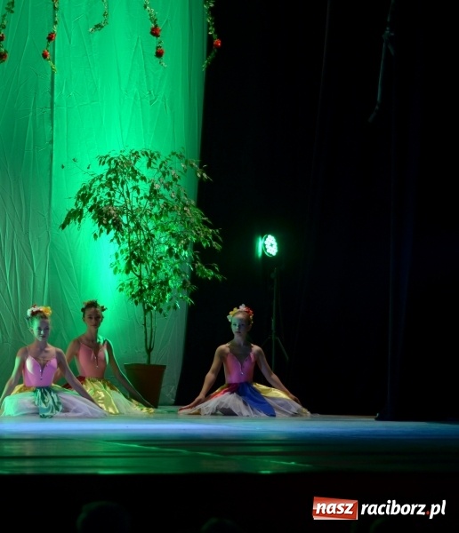 Zdjęcie w galerii na portalu naszraciborz.pl: Po drugiej stronie lustra. Spektakl na podsumowanie warsztatów w RCK wiadomości z regionu