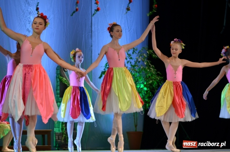 Zdjęcie w galerii na portalu naszraciborz.pl: Po drugiej stronie lustra. Spektakl na podsumowanie warsztatów w RCK wiadomości z regionu