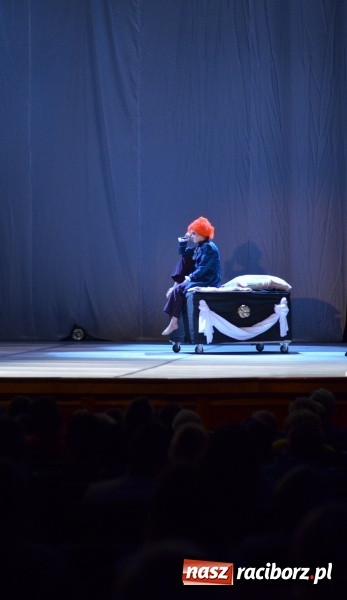 Zdjęcie w galerii na portalu naszraciborz.pl: Po drugiej stronie lustra. Spektakl na podsumowanie warsztatów w RCK wiadomości z regionu
