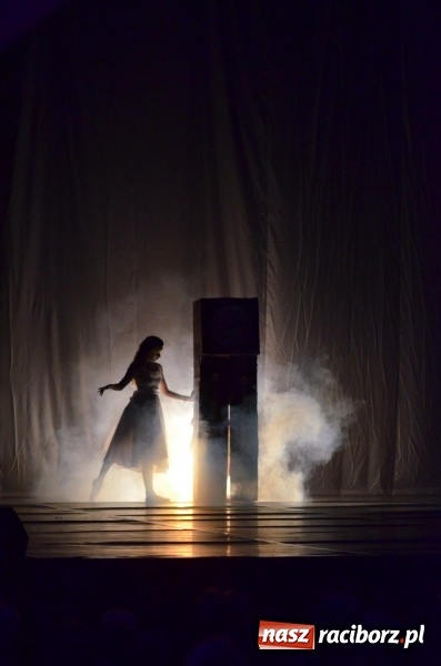 Zdjęcie w galerii na portalu naszraciborz.pl: Po drugiej stronie lustra. Spektakl na podsumowanie warsztatów w RCK wiadomości z regionu