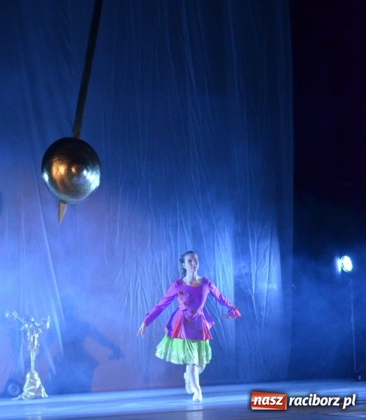 Zdjęcie w galerii na portalu naszraciborz.pl: Po drugiej stronie lustra. Spektakl na podsumowanie warsztatów w RCK wiadomości z regionu