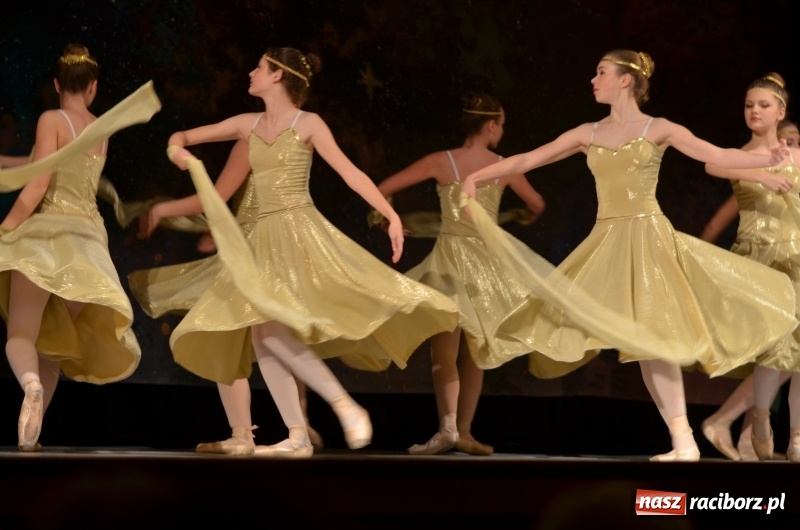 Zdjęcie w galerii na portalu naszraciborz.pl: Po drugiej stronie lustra. Spektakl na podsumowanie warsztatów w RCK wiadomości z regionu