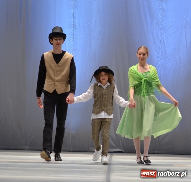 Zdjęcie w galerii na portalu naszraciborz.pl: Po drugiej stronie lustra. Spektakl na podsumowanie warsztatów w RCK wiadomości z regionu