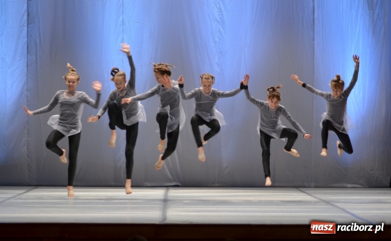 Zdjęcie w galerii na portalu naszraciborz.pl: Po drugiej stronie lustra. Spektakl na podsumowanie warsztatów w RCK wiadomości z regionu