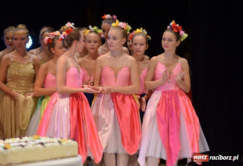 Zdjęcie w galerii na portalu naszraciborz.pl: Po drugiej stronie lustra. Spektakl na podsumowanie warsztatów w RCK wiadomości z regionu