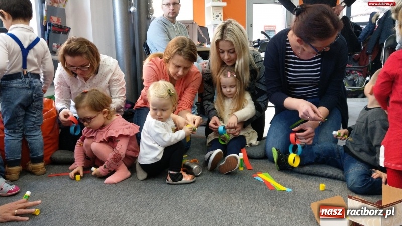 Zdjęcie w galerii na portalu naszraciborz.pl: Mikołajkowe spotkanie w Klubie Malucha w bibliotece na Ostrogu wiadomości z regionu
