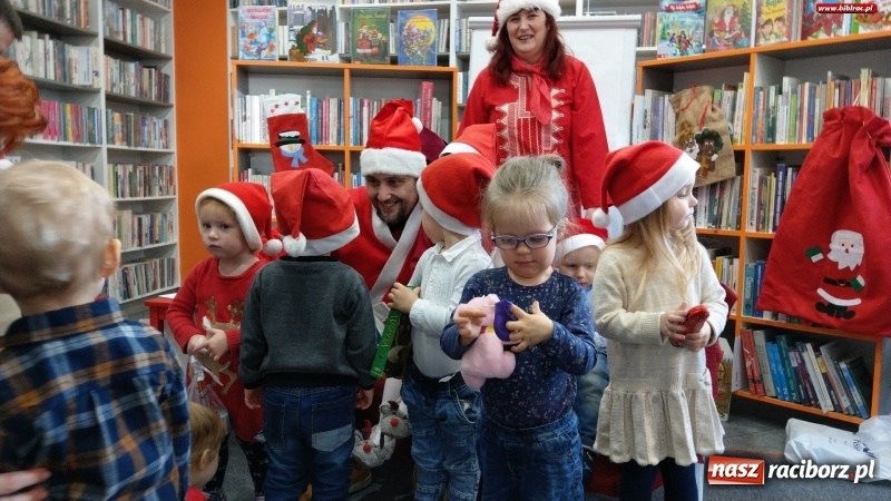 Zdjęcie w galerii na portalu naszraciborz.pl: Mikołajkowe spotkanie w Klubie Malucha w bibliotece na Ostrogu wiadomości z regionu