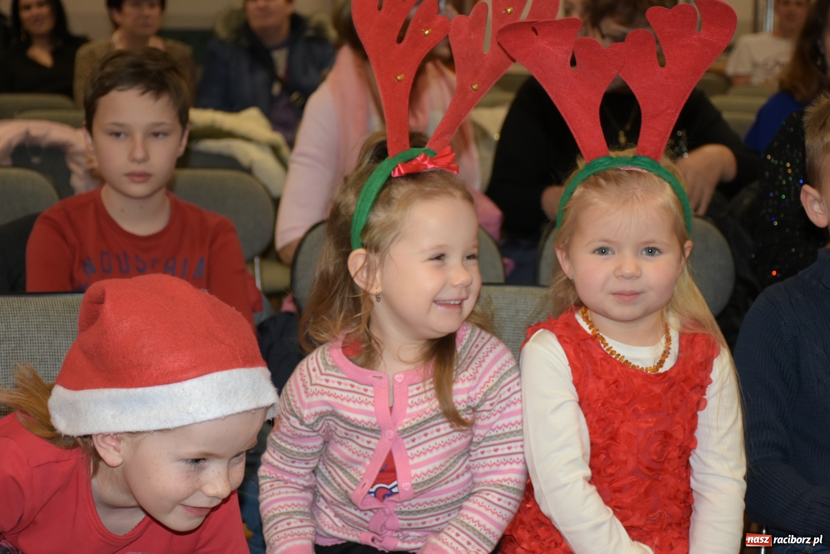 Zdjęcie w galerii na portalu naszraciborz.pl: Rodzice wystąpili dla dzieci. Nietypowy prezent na mikołajki w Roszkowie wiadomości z regionu