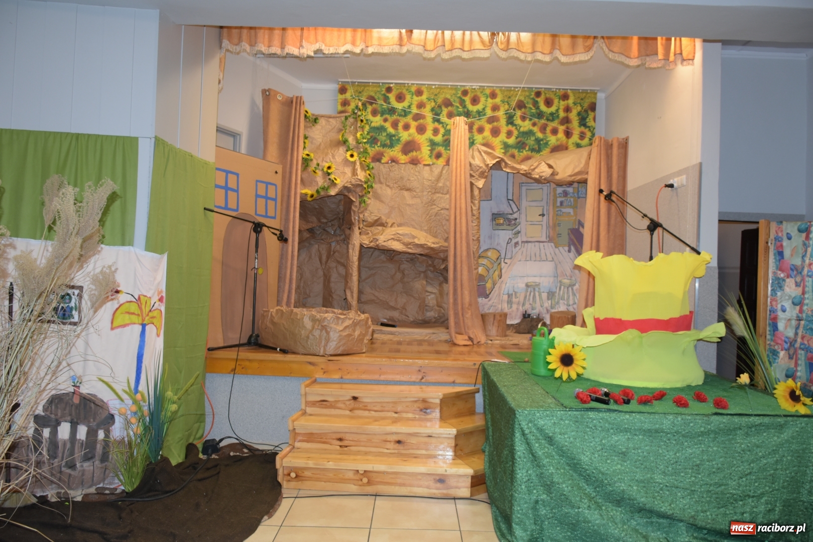 Zdjęcie w galerii na portalu naszraciborz.pl: Rodzice wystąpili dla dzieci. Nietypowy prezent na mikołajki w Roszkowie wiadomości z regionu