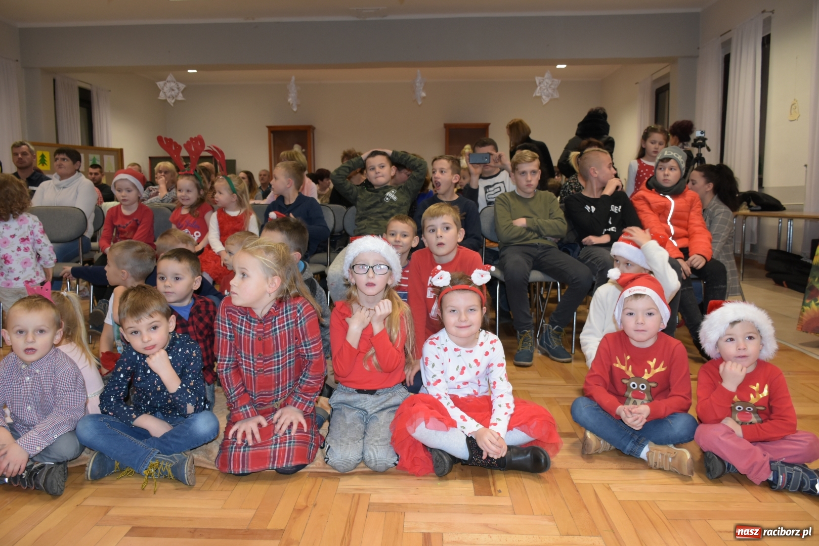 Zdjęcie w galerii na portalu naszraciborz.pl: Rodzice wystąpili dla dzieci. Nietypowy prezent na mikołajki w Roszkowie wiadomości z regionu