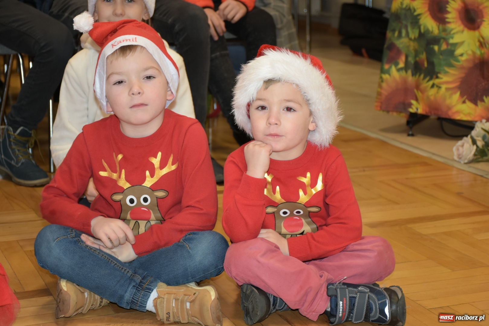 Zdjęcie w galerii na portalu naszraciborz.pl: Rodzice wystąpili dla dzieci. Nietypowy prezent na mikołajki w Roszkowie wiadomości z regionu