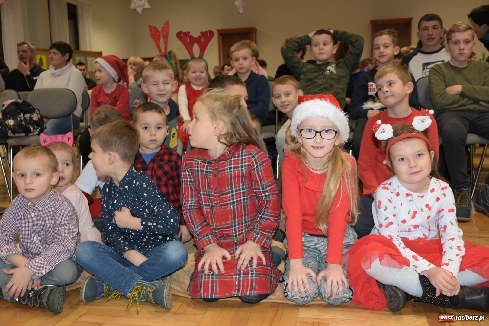 Zdjęcie w galerii na portalu naszraciborz.pl: Rodzice wystąpili dla dzieci. Nietypowy prezent na mikołajki w Roszkowie wiadomości z regionu