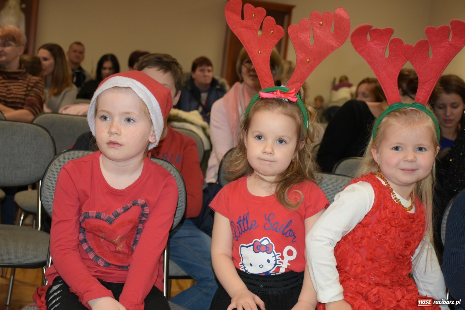 Zdjęcie w galerii na portalu naszraciborz.pl: Rodzice wystąpili dla dzieci. Nietypowy prezent na mikołajki w Roszkowie wiadomości z regionu