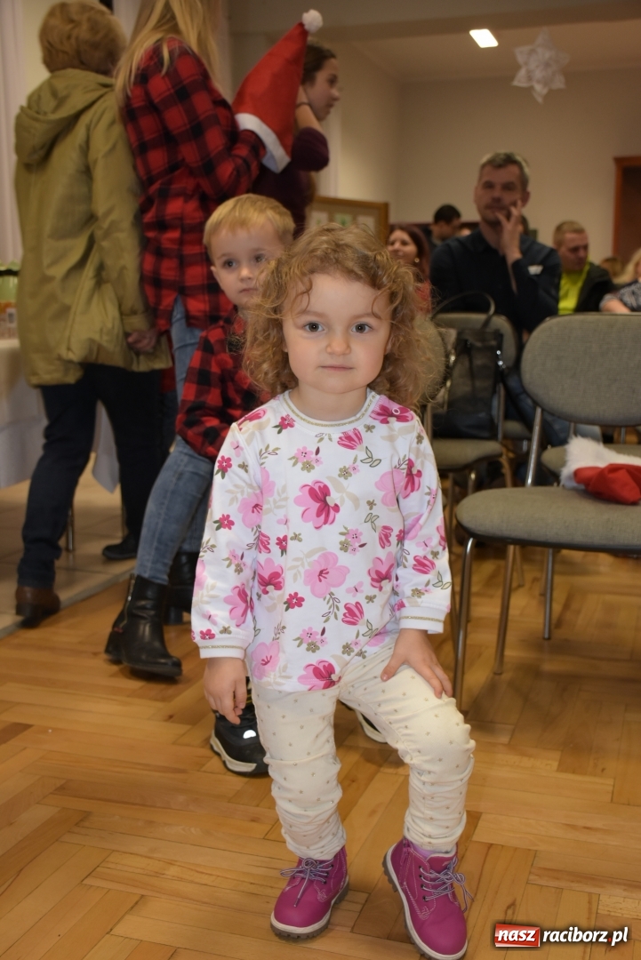 Zdjęcie w galerii na portalu naszraciborz.pl: Rodzice wystąpili dla dzieci. Nietypowy prezent na mikołajki w Roszkowie wiadomości z regionu