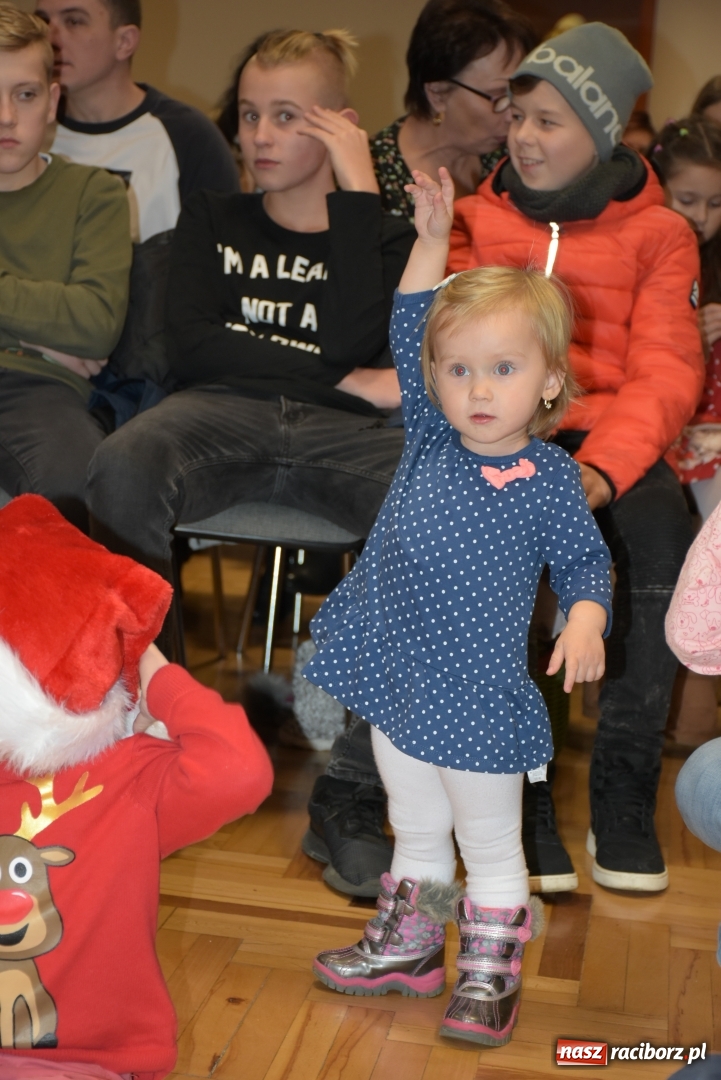 Zdjęcie w galerii na portalu naszraciborz.pl: Rodzice wystąpili dla dzieci. Nietypowy prezent na mikołajki w Roszkowie wiadomości z regionu