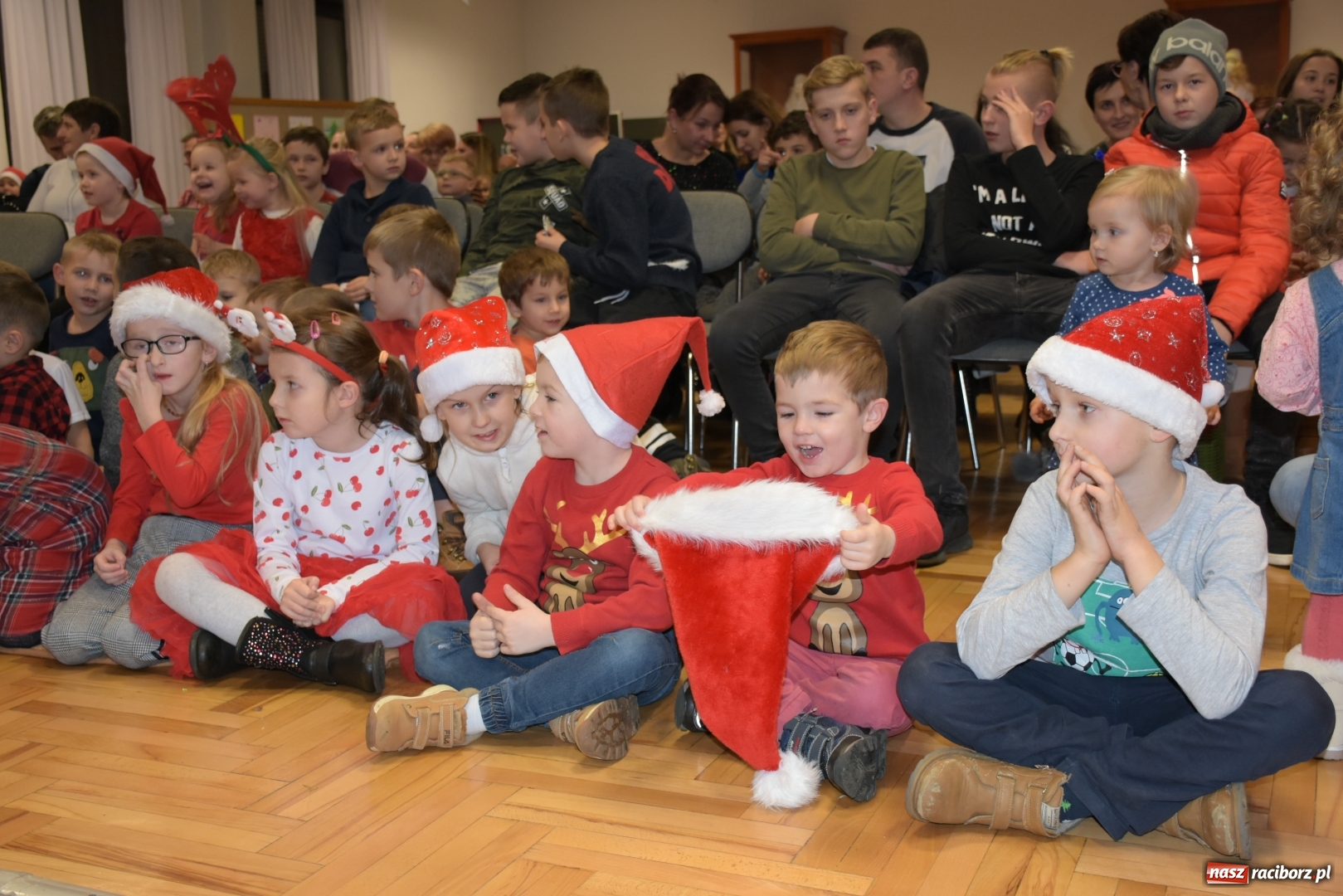 Zdjęcie w galerii na portalu naszraciborz.pl: Rodzice wystąpili dla dzieci. Nietypowy prezent na mikołajki w Roszkowie wiadomości z regionu