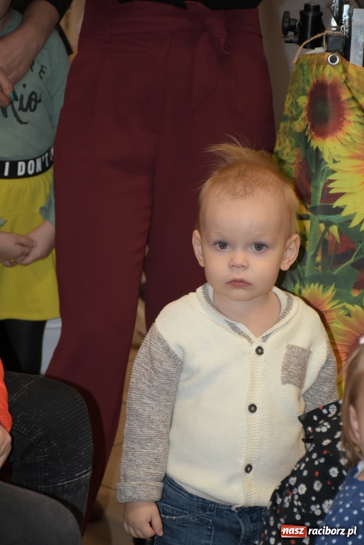 Zdjęcie w galerii na portalu naszraciborz.pl: Rodzice wystąpili dla dzieci. Nietypowy prezent na mikołajki w Roszkowie wiadomości z regionu