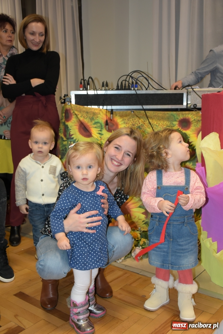 Zdjęcie w galerii na portalu naszraciborz.pl: Rodzice wystąpili dla dzieci. Nietypowy prezent na mikołajki w Roszkowie wiadomości z regionu