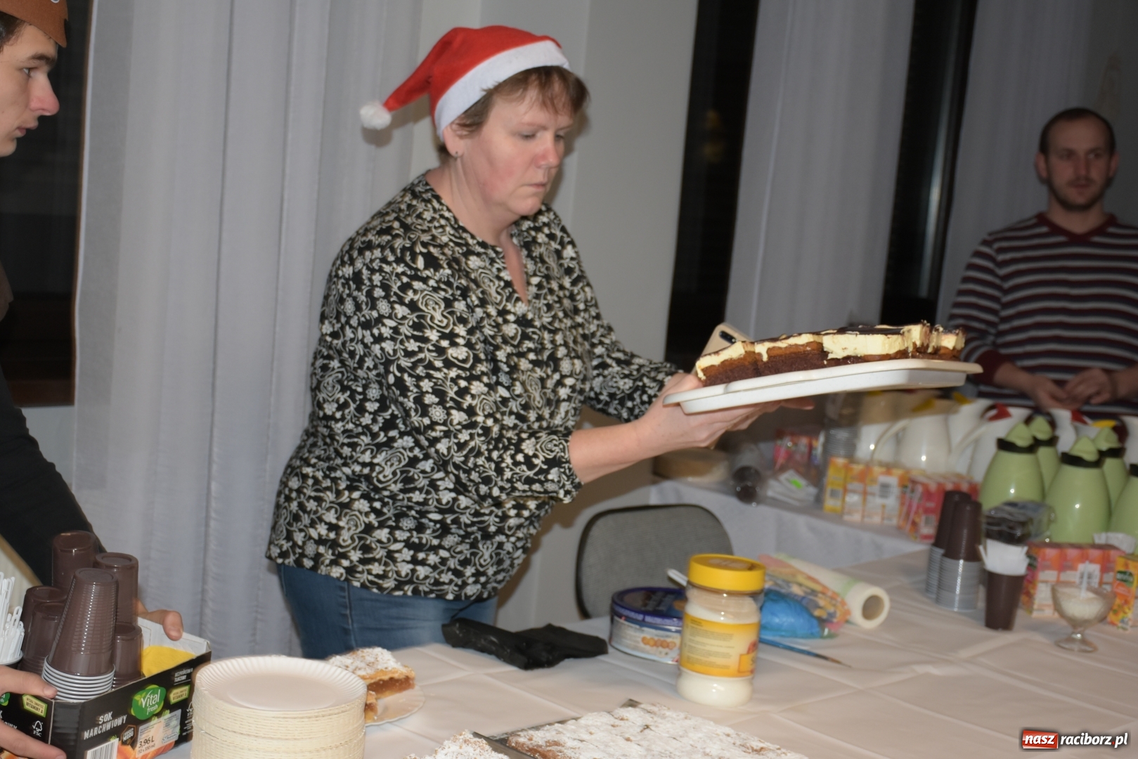 Zdjęcie w galerii na portalu naszraciborz.pl: Rodzice wystąpili dla dzieci. Nietypowy prezent na mikołajki w Roszkowie wiadomości z regionu