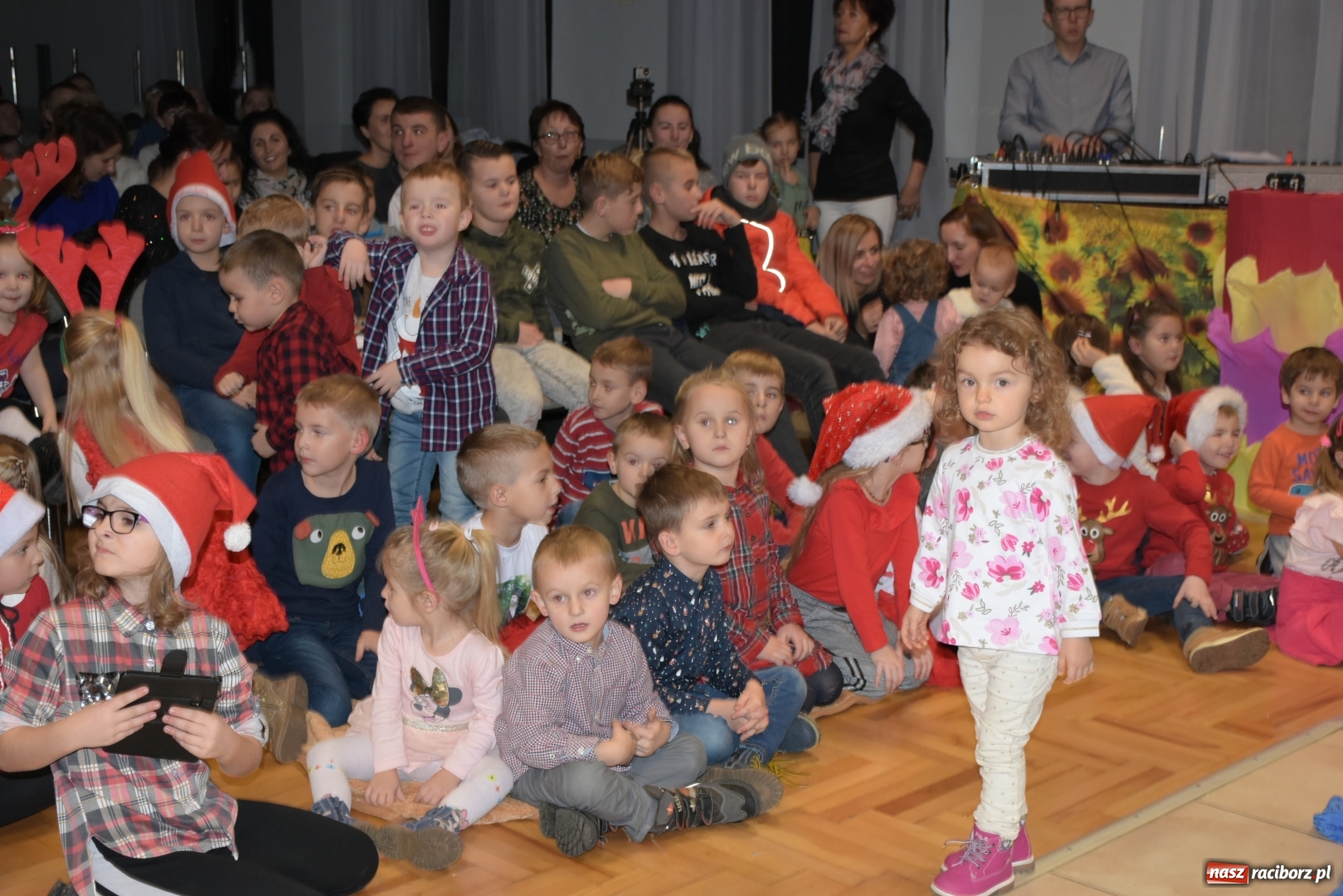 Zdjęcie w galerii na portalu naszraciborz.pl: Rodzice wystąpili dla dzieci. Nietypowy prezent na mikołajki w Roszkowie wiadomości z regionu