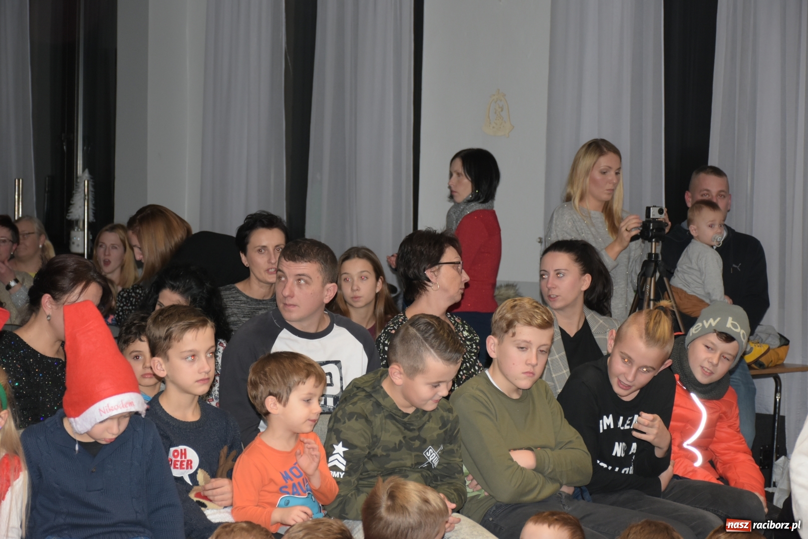 Zdjęcie w galerii na portalu naszraciborz.pl: Rodzice wystąpili dla dzieci. Nietypowy prezent na mikołajki w Roszkowie wiadomości z regionu