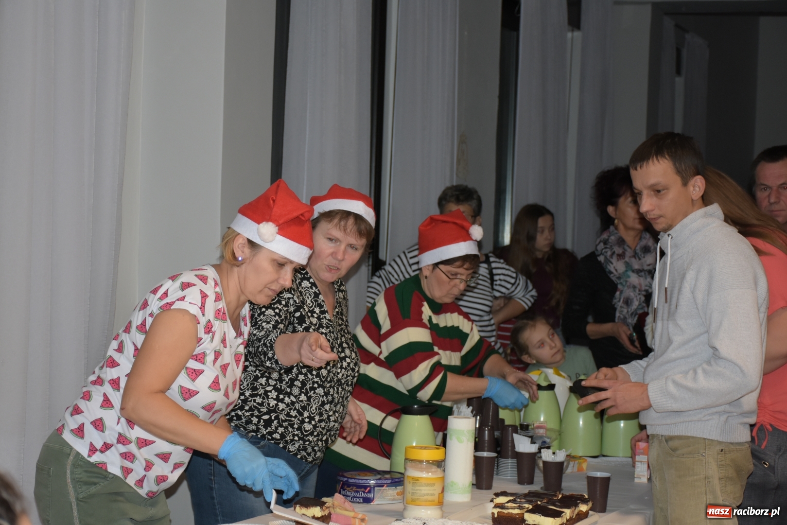 Zdjęcie w galerii na portalu naszraciborz.pl: Rodzice wystąpili dla dzieci. Nietypowy prezent na mikołajki w Roszkowie wiadomości z regionu