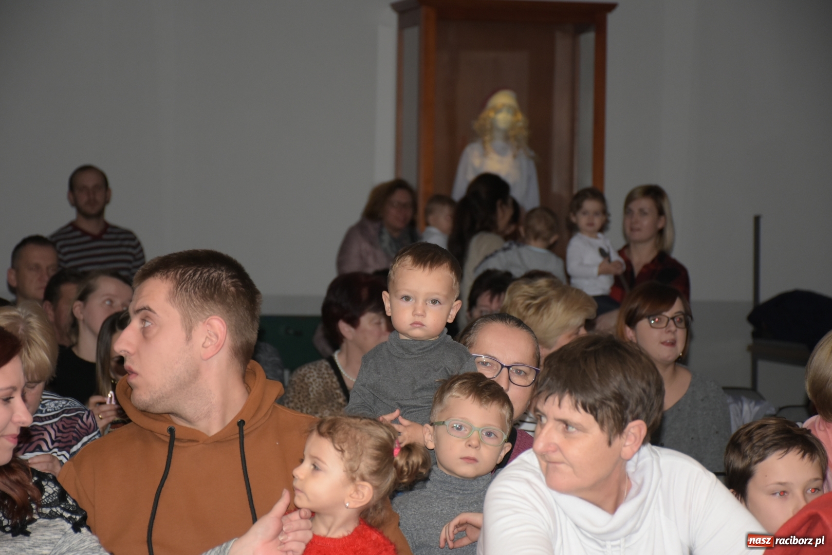 Zdjęcie w galerii na portalu naszraciborz.pl: Rodzice wystąpili dla dzieci. Nietypowy prezent na mikołajki w Roszkowie wiadomości z regionu