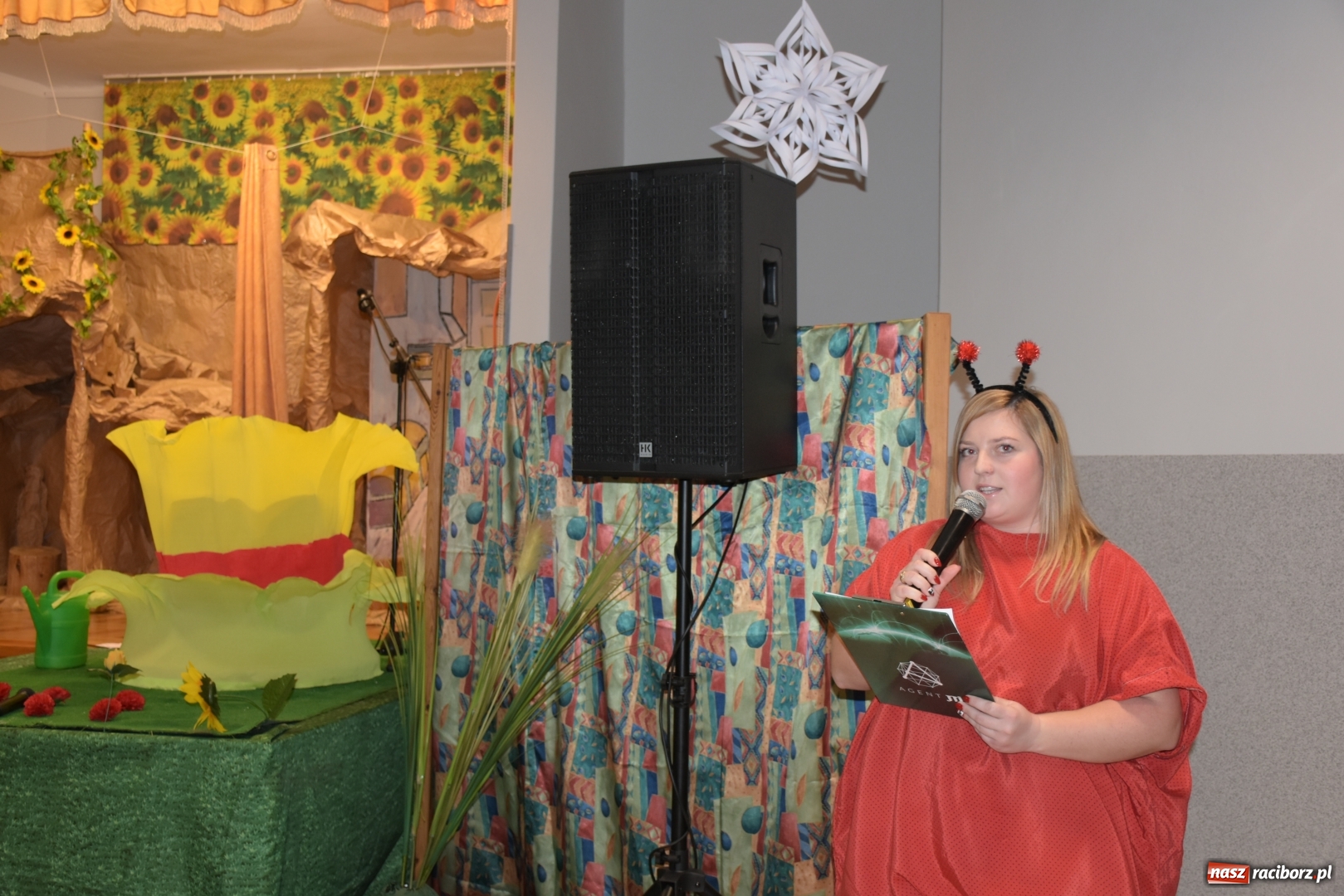 Zdjęcie w galerii na portalu naszraciborz.pl: Rodzice wystąpili dla dzieci. Nietypowy prezent na mikołajki w Roszkowie wiadomości z regionu