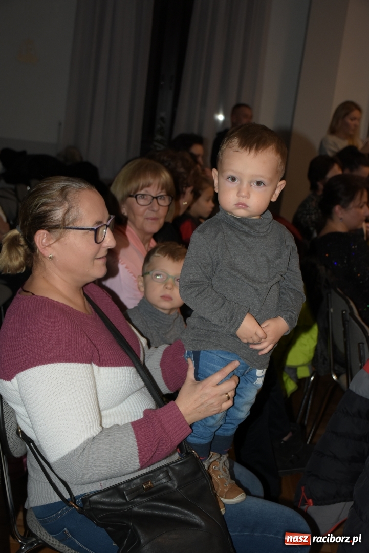 Zdjęcie w galerii na portalu naszraciborz.pl: Rodzice wystąpili dla dzieci. Nietypowy prezent na mikołajki w Roszkowie wiadomości z regionu
