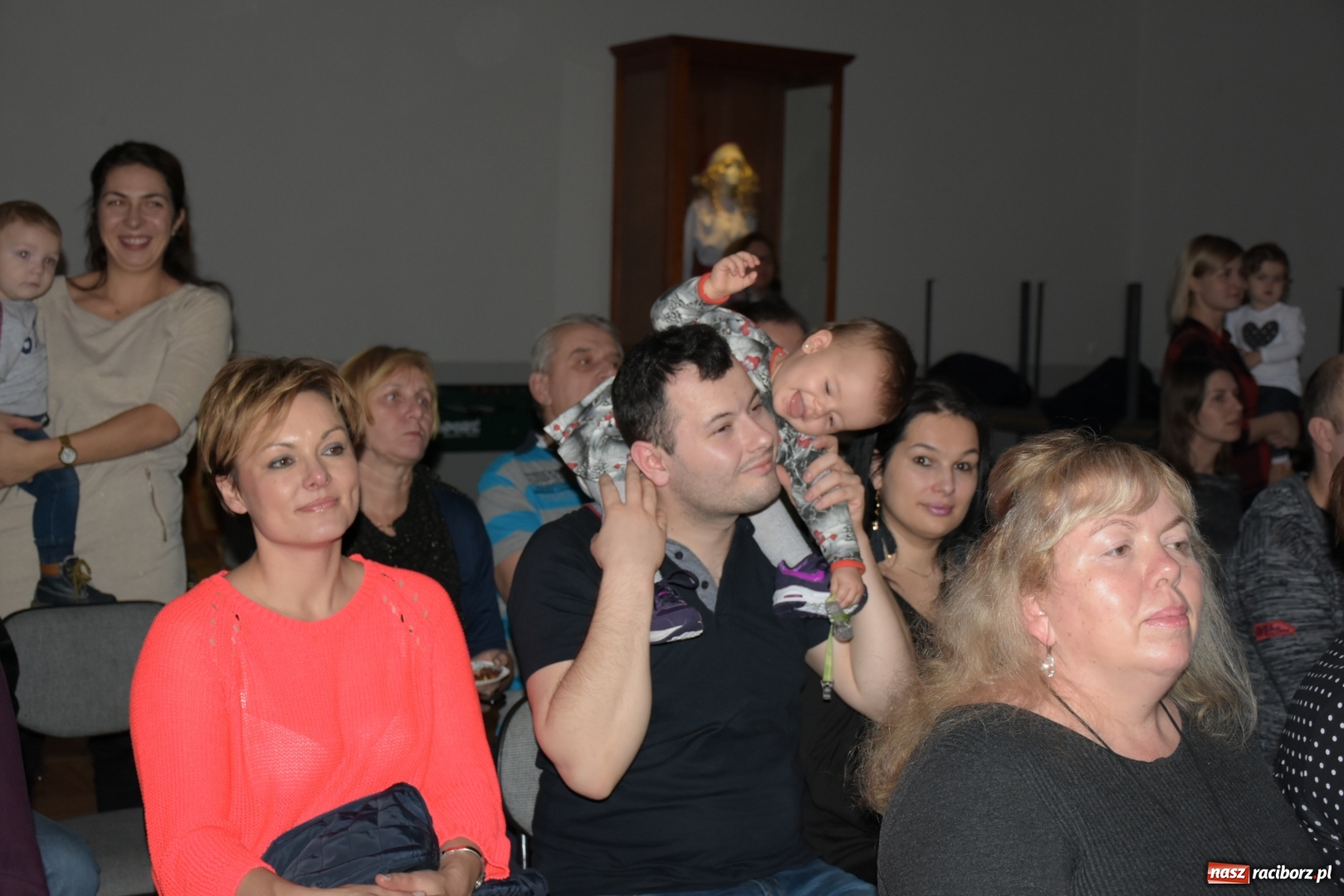 Zdjęcie w galerii na portalu naszraciborz.pl: Rodzice wystąpili dla dzieci. Nietypowy prezent na mikołajki w Roszkowie wiadomości z regionu